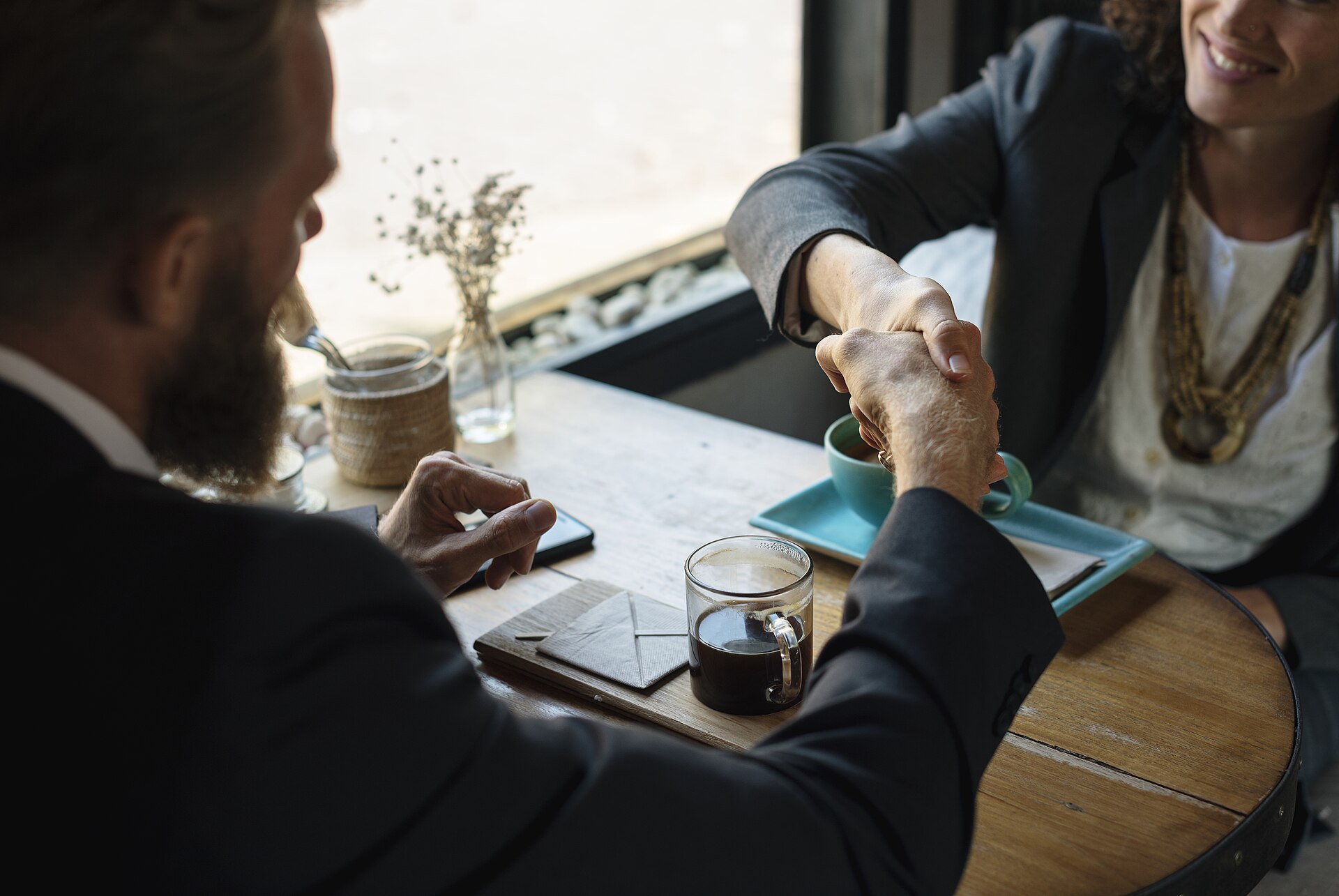 Aperto de mãos entre cliente e profissional